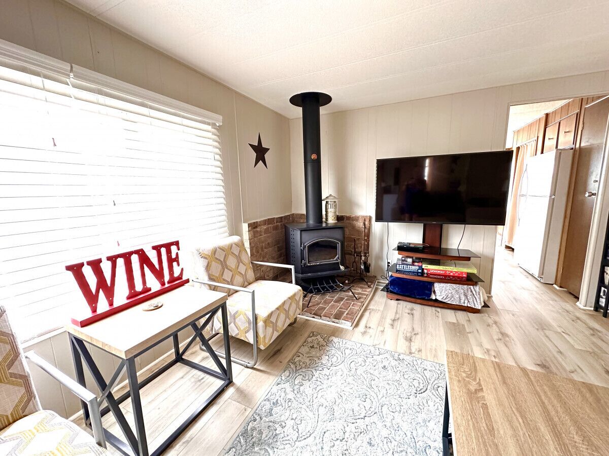 2 bed & 1 bath home 5 miles from THE GORGE