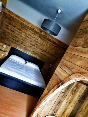 5 bedrooms, iron/ironing board, travel crib, free WiFi