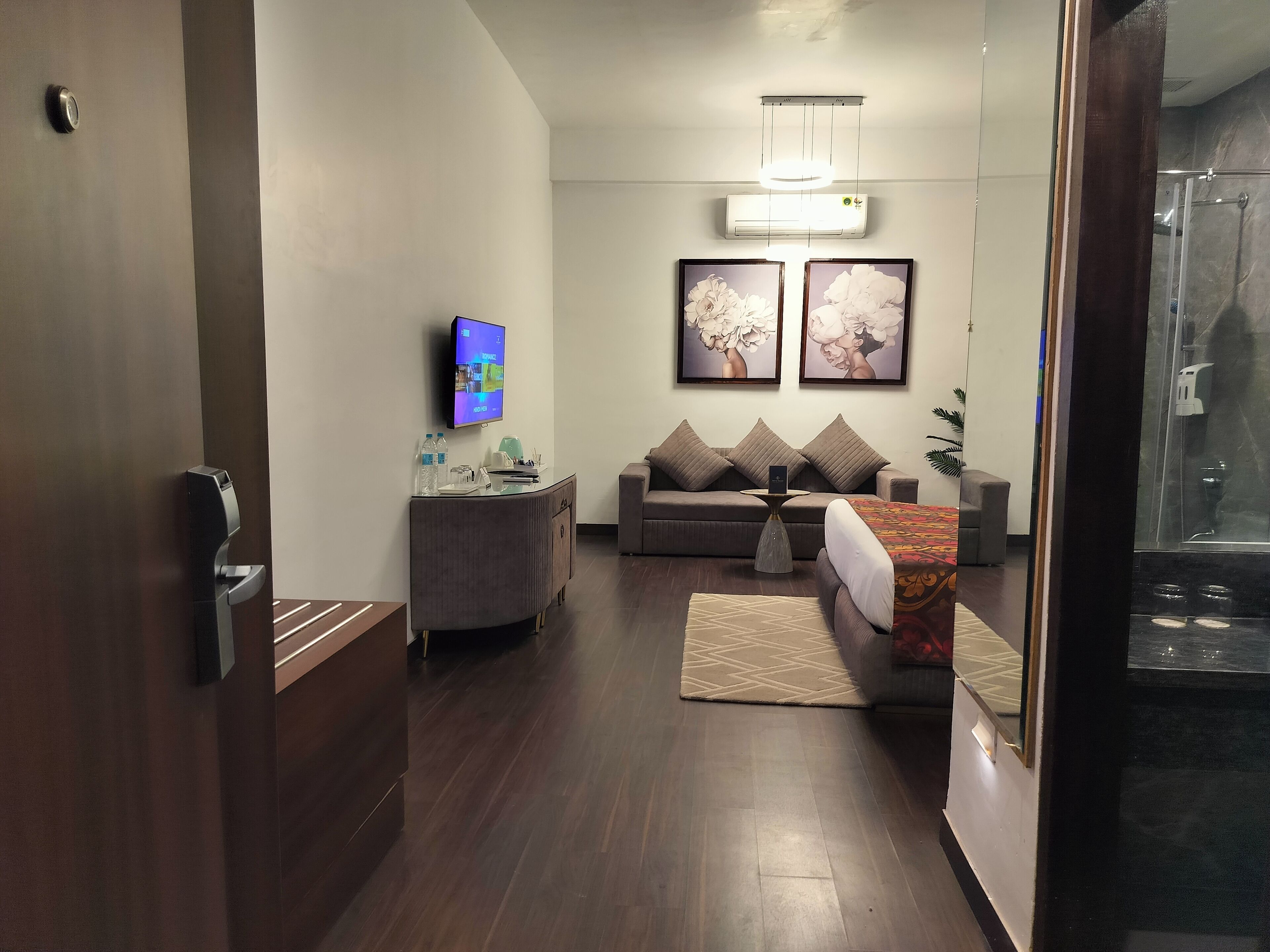 Photo - Bel-La Monde Hotel NH8 at 6km from IGI Airport Delhi