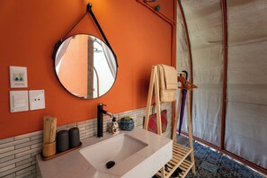 Kamar Double Tradisional | Kamar mandi | Perlengkapan mandi desainer, pengering rambut, sandal, dan kloset