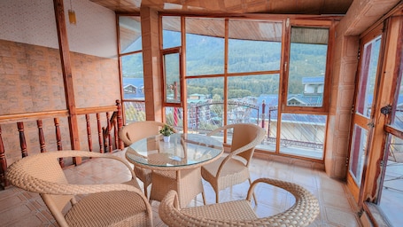 32-inch flat-screen TV with cable channels, TV. Hotel Jubilant Manali