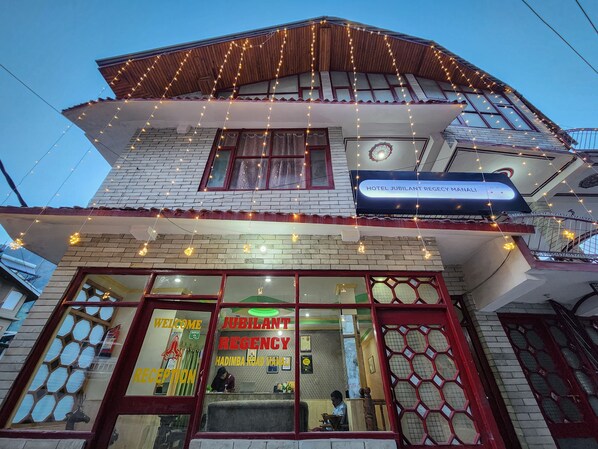 Hotel con insegna, area receptione e vista dell'interno, denominato 'Hotel Jubilant Regency'.