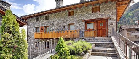 المنشأة من الخارج