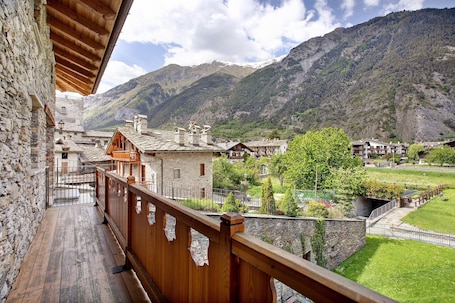 Property grounds. Holiday Apartment "Il Cuore Della Valdigne" with Mountain View, Balcony & Wi-Fi