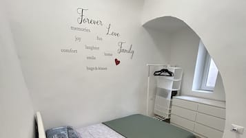 1 habitación, tabla de planchar con plancha, wifi gratis y ropa de cama
