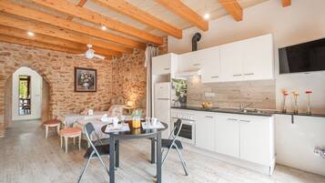 Frigorífico, microondas, horno y placa de cocina