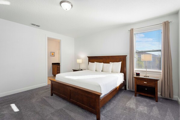 5 soverom, safe på rommet, strykejern/-brett og wi-fi (inkludert)