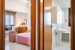 1 chambre, fer et planche Ă repasser, Wi-Fi gratuit, draps fournis