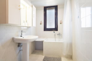 Badewanne, Haartrockner, Handtücher