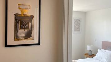 2 habitaciones, escritorio, tabla de planchar con plancha y wifi gratis