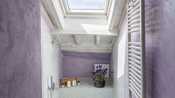 Doccia, asciugacapelli, asciugamani