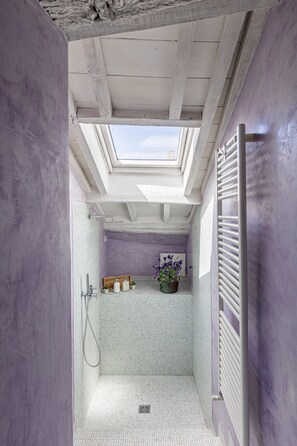 Een douche, een haardroger, handdoeken