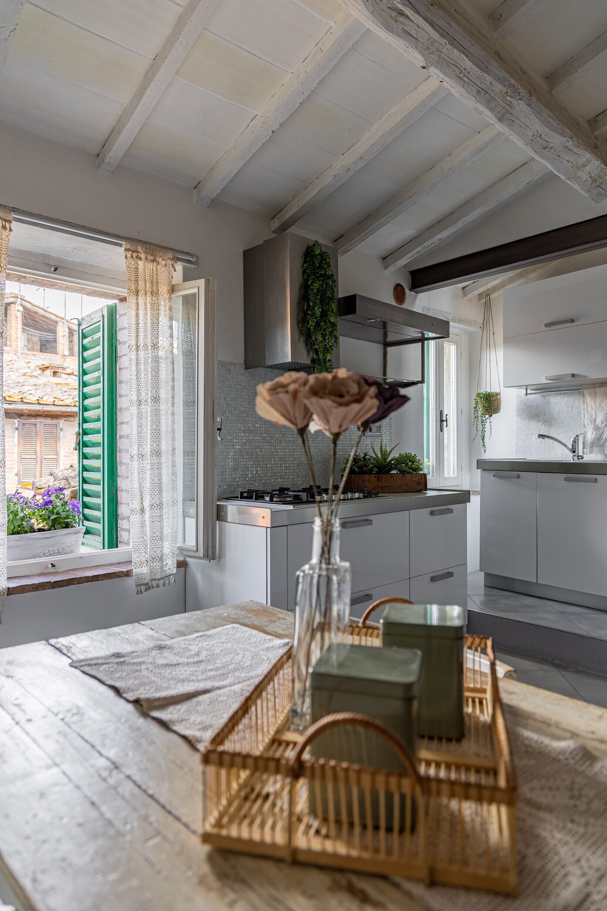 Frigorifero, forno, piano cottura, lavastoviglie