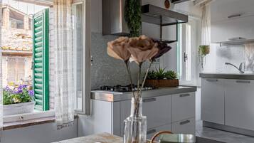 Frigorifero, forno, piano cottura, lavastoviglie