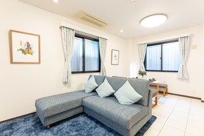 Apartamento familiar, no fumadores, cocina | Zona de estar | Televisión de pantalla plana de 50 pulgadas con canales digitales