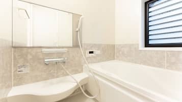 Departamento familiar, para no fumadores, cocina | Baño | Tina con regadera, secadora de cabello, bidet, toallas