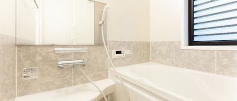 Family Apartment, Non Smoking, Kitchen | Bathroom | Combined shower/tub, hair dryer, bidet, towels
