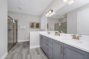 Bathtub, free toiletries, hair dryer, towels - Elite Home near Disney with Theater Room, Game Room and Private Pool with Water. (Kissimmee)