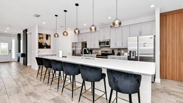 Fridge, oven, stovetop, dishwasher