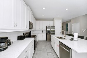 Kühlschrank, Ofen, Herdplatte, Geschirrspüler