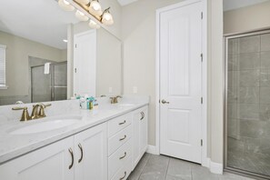 Bathtub, hair dryer, towels, soap - Alluring Home near Disney with Themed, Media and Game Room with Waterpark &. (Four Corners)