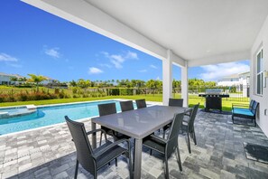 Outdoor dining - Alluring Home near Disney with Themed, Media and Game Room with Waterpark &. (Four Corners)