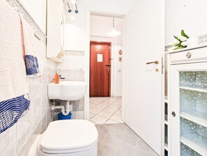 Shower, towels - Holiday Home 'Bilo Le Lecce 15b' with Shared Pool (Capoliveri)