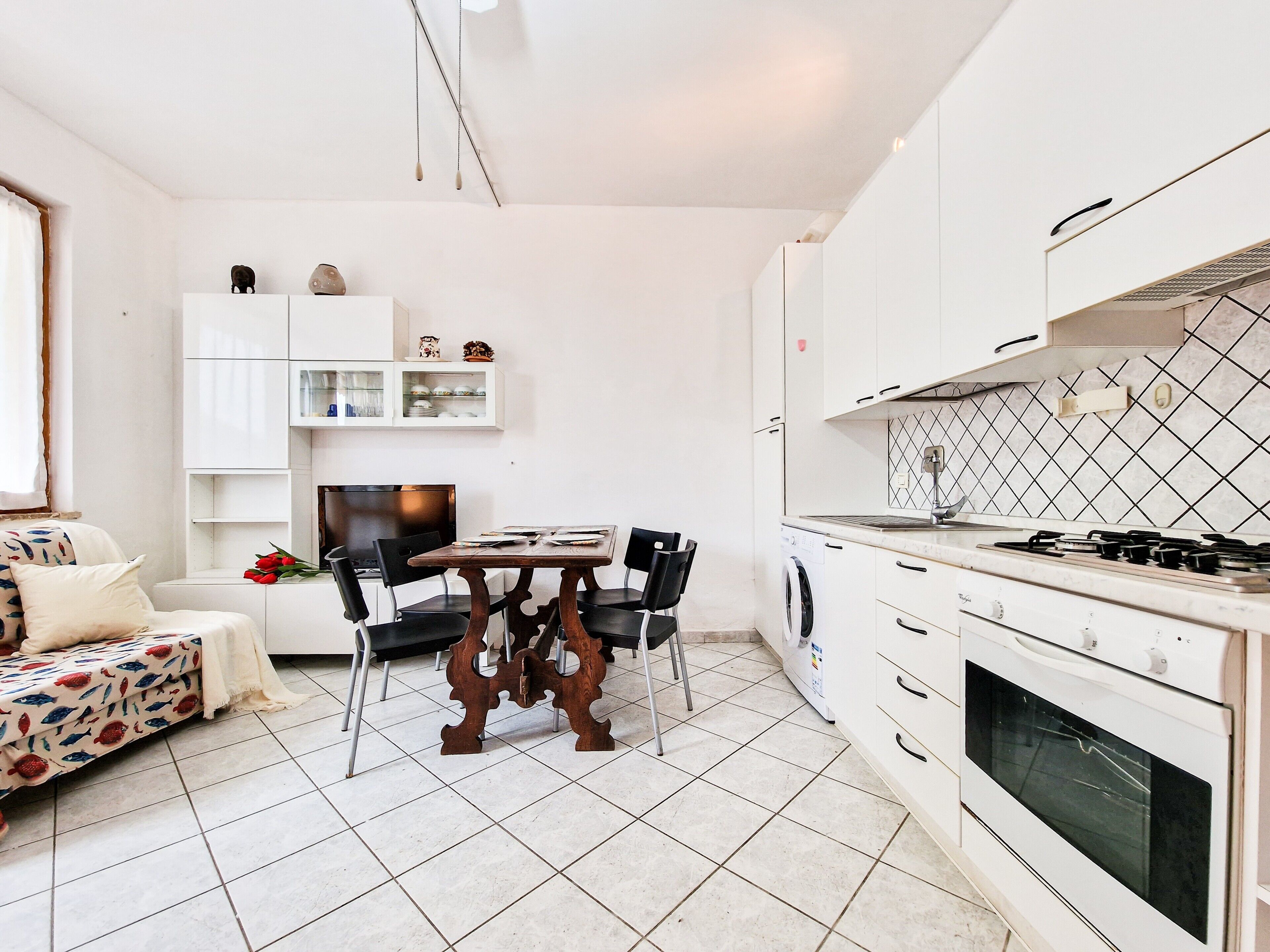 Kylskåp, spishäll och grytor/köksredskap