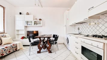 KylskÄp, spishÀll och grytor/köksredskap