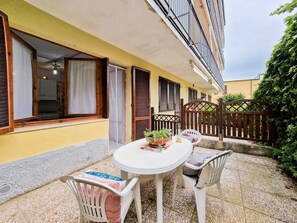 Outdoor dining - Holiday Home 'Bilo Le Lecce 15b' with Shared Pool (Capoliveri)