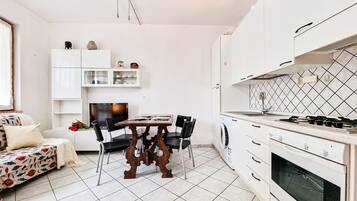 Køleskab, kogeplade, køkkentøj/tallerkener/redskaber