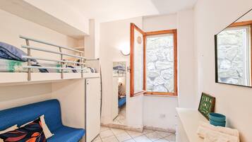 1 bedroom, bed sheets