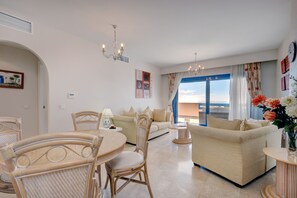 Una televisión, un reproductor de DVD