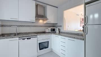 Frigorífic, microones, forn i placa de cuina