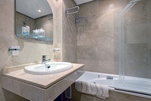 Baignoire, sèche-cheveux, serviettes fournies