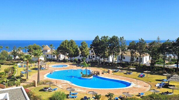 A resort with a large central pool, smaller surrounding pools, and a view of the sea. - Apartment 'La Terraza del Mar' with Sea View, Wi-Fi and Air Conditioning (Manilva)