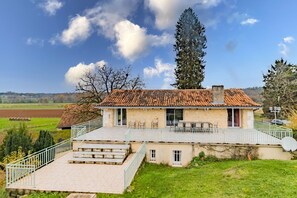 Outdoor dining - Maison Sébastien: Comfort, Pool, and Nature in the Périgord Vert (Saint Pierre De Cole)