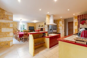 Fridge, microwave, oven, stovetop - Maison Sébastien: Comfort, Pool, and Nature in the Périgord Vert (Saint Pierre De Cole)