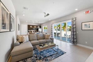 Smart TV - Spacious Condo near Disney with Resort & Waterpark Access - B21-117 (Kissimmee)