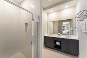 Douche, sèche-cheveux, serviettes fournies, savon