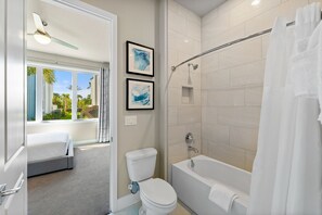 Douche, séchoir à cheveux, serviettes fournies, savon