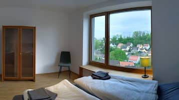 4 bedrooms, soundproofing, travel crib, free WiFi