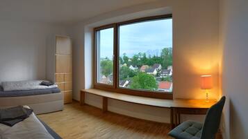 4 Schlafzimmer, schallisolierte Zimmer, Reisekinderbett