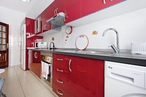 Frigorífico, microondas, horno y placa de cocina