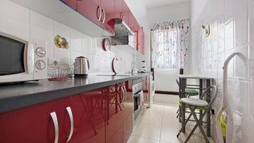 Een koelkast, een magnetron, een oven, een kookplaat