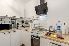 Fridge, microwave, oven, stovetop - Holiday Apartment 'Santa Cruz Centro' with Balcony and Wi-Fi (Santa Cruz de Tenerife)