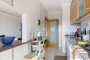 Kjøleskap, ovn, kokeplater og oppvaskmaskin