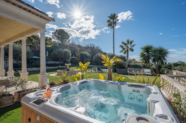 Outdoor spa tub - Baie des Anges : Découvrez Notre Villa de Avec vue Imprenable sur la mer à Nice (Nice)