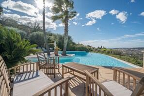 Outdoor pool - Baie des Anges : Découvrez Notre Villa de Avec vue Imprenable sur la mer à Nice (Nice)
