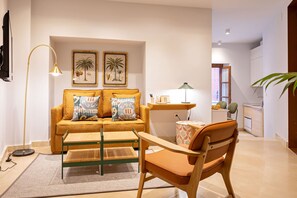 Angeles 6-3 | Living area | 40-inch flat-screen TV with satellite channels